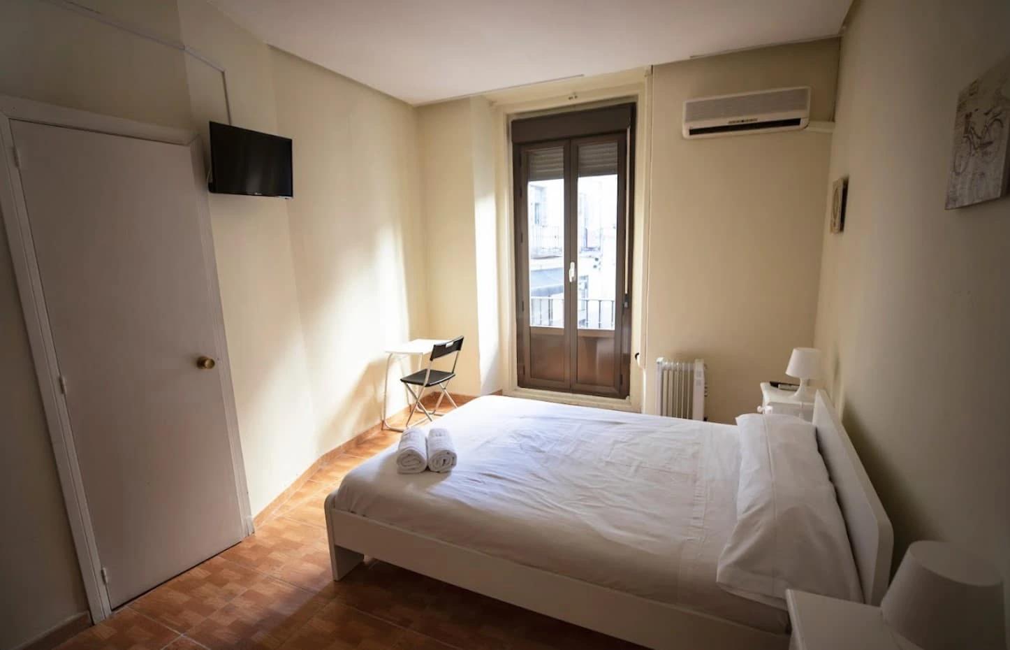 Habitación Doble con cama de matrimonio, televisor y balcón