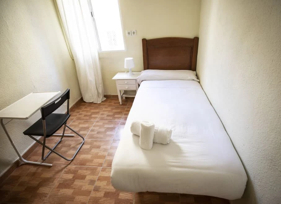 Habitación Individual con cama, escritorio y ventana
