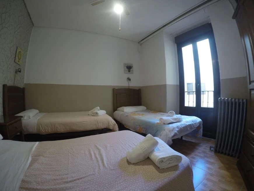 Habitación Triple con balcón y radiador